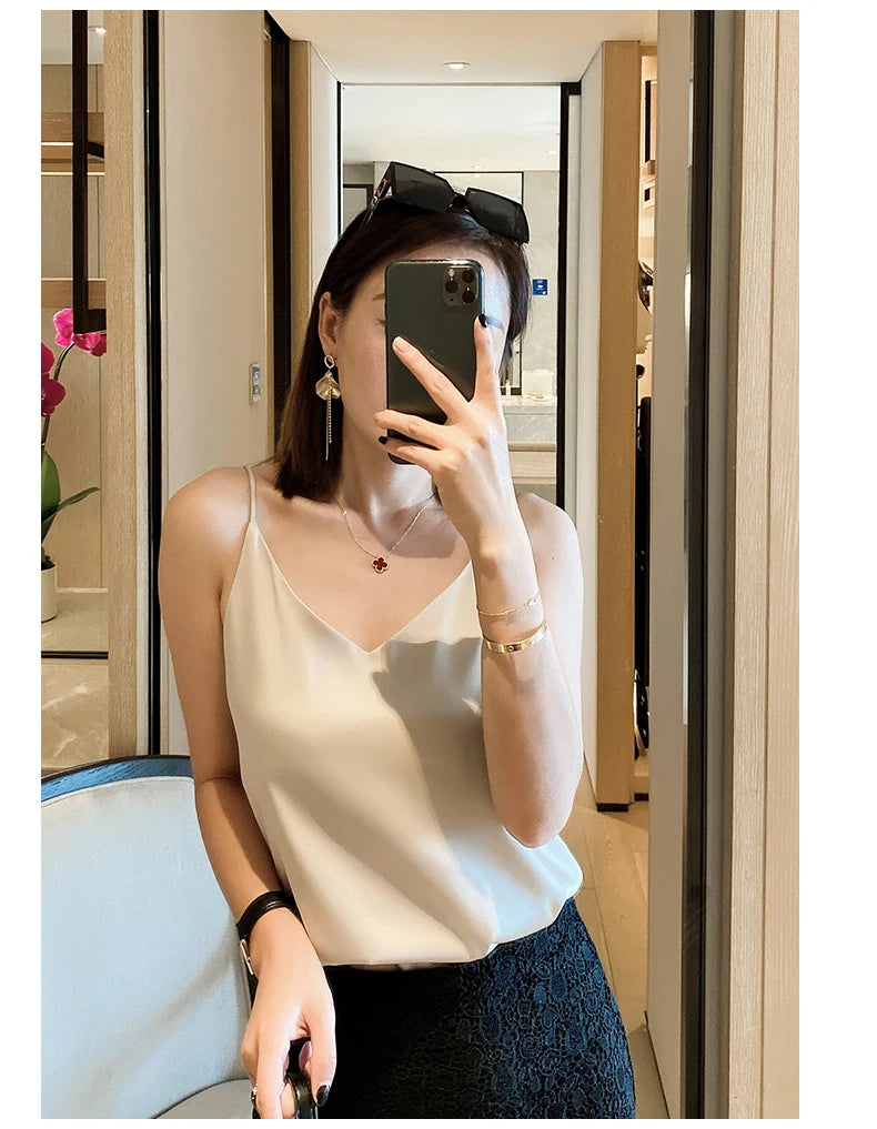 2024 Summer Women&#39;s Slim Camisole: V-Neck Sleeveless Crop Top in Black/White